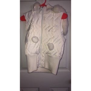 White winter vest with detachable hood ✨